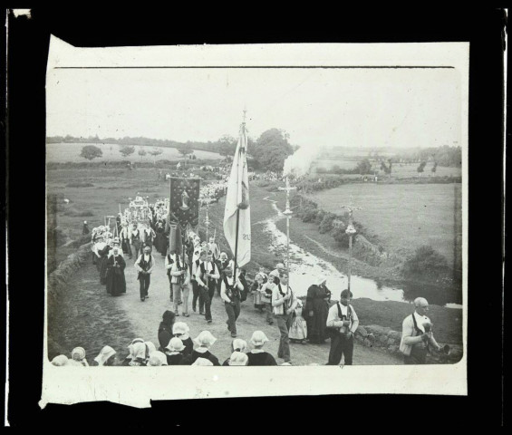 [Environs de Pontivy. Procession dans la campagne lors d'un Pardon ; au premier plan, les hommes portent les bannières] / [cliché de Joseph Bellec].
[ca 1905]