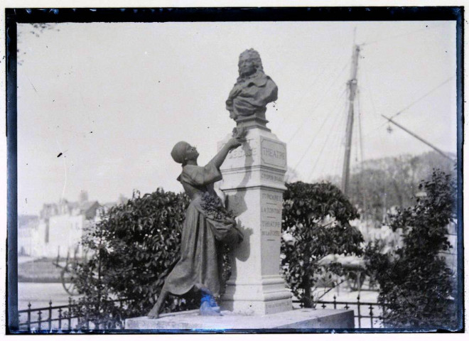 [Vannes. Statue de Lesage sur le quai de la Rabine : vue rapprochée du monument] / [cliché de Joseph Bellec].
[ca 1905]