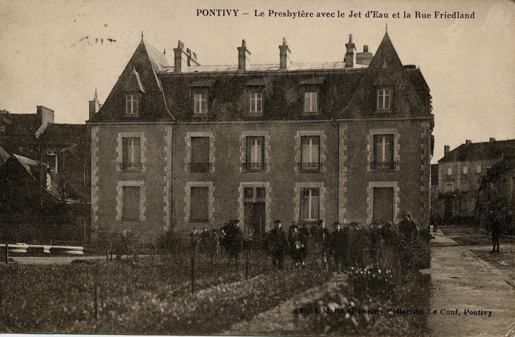 Pontivy. Le Presbytère avec le Jet d'Eau et la Rue Friedland.
PontivyLe Cunff[1914 ? ]
 