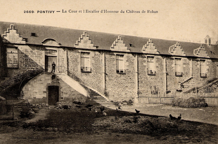 Pontivy . La Cour et l'Escalier d'Honneur du Château de Rohan.
QuimperVillard[ca 1910 ]
2669