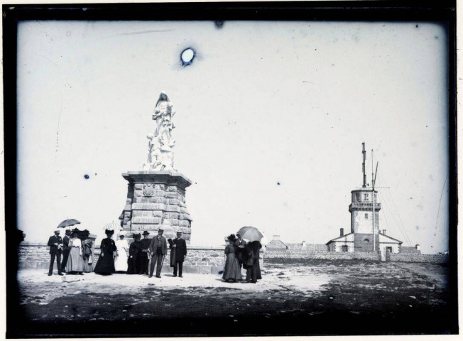 [Pointe du Raz. Statue de Notre-Dame des Naufragés, au premier plan des promeneurs] / [cliché de Joseph Bellec].
[ca 1905]