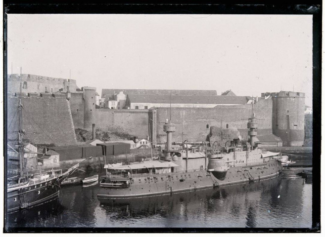 [Brest. Le port militaire : vue plongeante sur un bateau militaire à quai et sur les remparts de la ville] / [cliché de Joseph Bellec].
[ca 1905]
