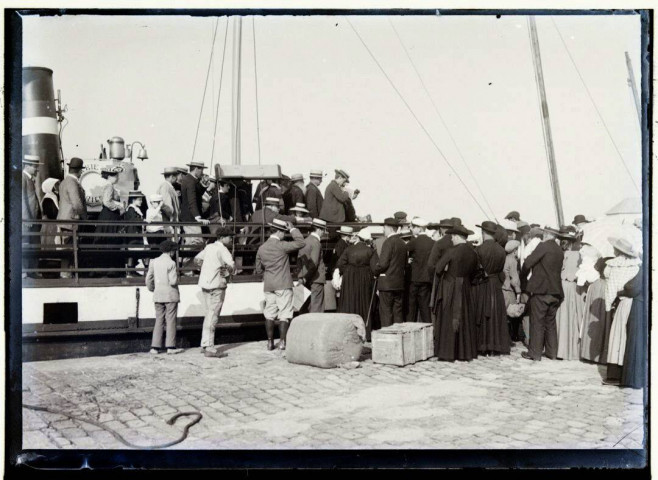 [Navette maritime à quai avec des passagers embarquant ou débarquant] / [cliché de Joseph Bellec].
[ca 1905]