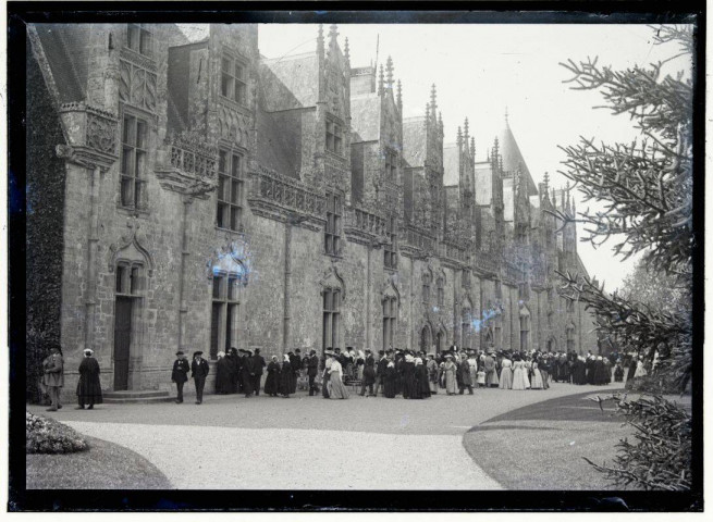 [Josselin. Château : cour et façade vues de profil, au premier plan foule se promenant] / [cliché de Joseph Bellec].
[ca 1905]
