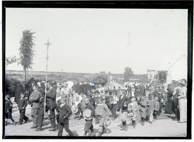 [Carmès en Neulliac. Procession du Pardon : vue sur une partie des processionnaires, essentiellement des enfants, avançant au milieu d'une plaine] / [cliché de Joseph Bellec].
[ca 1905]