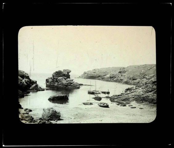 [Groix (?) : crique en bord de mer avec de petites embarcations] / [cliché de Joseph Bellec].
[ca 1905]