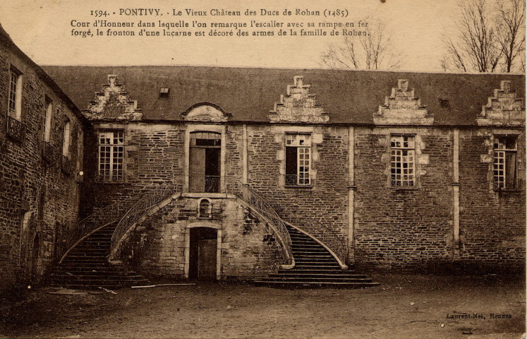 Pontivy. Le Vieux Château des Ducs de Rohan (1485) : cour d'Honneur dans laquelle l'on remarque l'escalier avec sa rampe en fer forgé, le fronton d'une lucarne est décoré des armes de la famille de Rohan.
RennesLaurent Nel[ca 1920 ]
1594