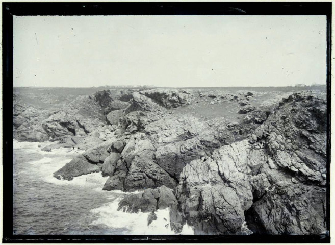 [Groix (?) : côte rocheuse] / [cliché de Joseph Bellec].
[ca 1905]