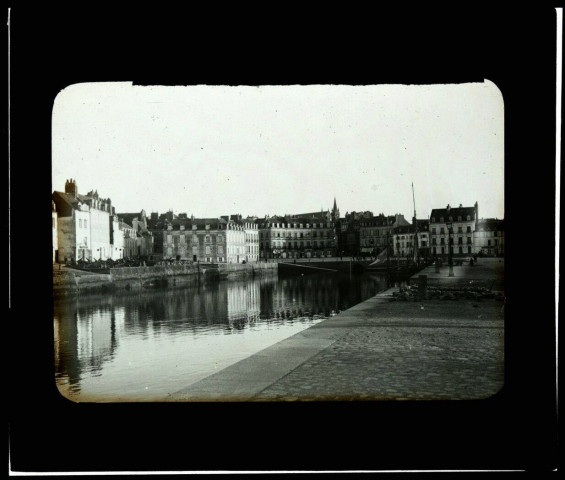 [Vannes. Le quai de la Rabine : vue du bassin avec la ville en arrière-plan] / [cliché de Joseph Bellec].
[ca 1905]