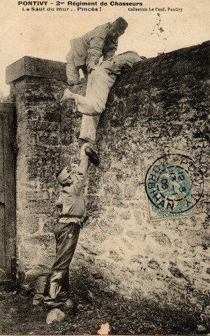 Pontivy. 2me Régiment de Chasseurs Le Saut du mur. Pincés !.
PontivyLe Cunff[1906 ? ]
 