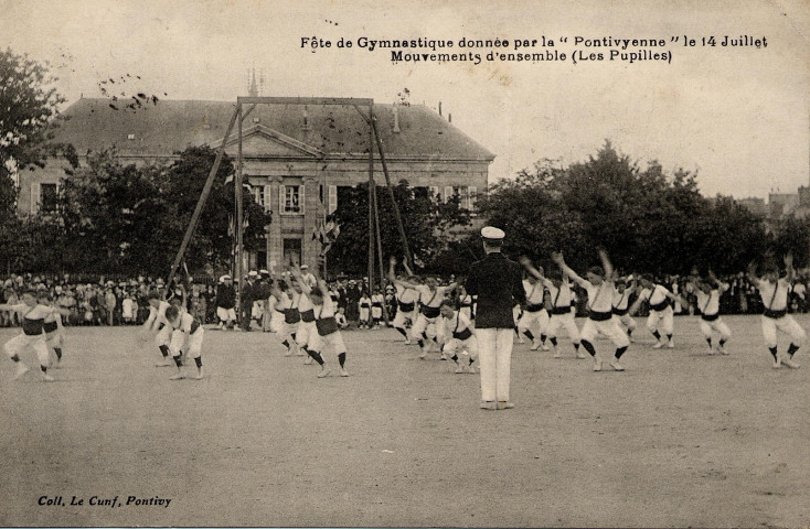Fête de Gymnastique donnée par la ''Pontivyenne'' le 14 Juillet : mouvements d'ensemble (Les Pupilles).
PontivyLe Cunf[1915 ? ]
 