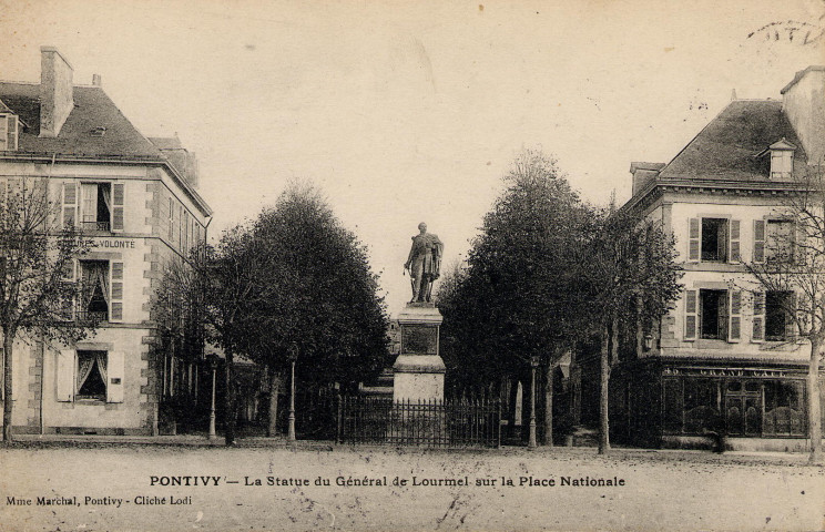 Pontivy. La Statue du Général de Lourmel sur la Place Nationale.
PontivyVeuve Marchal[1907 ? ]
 