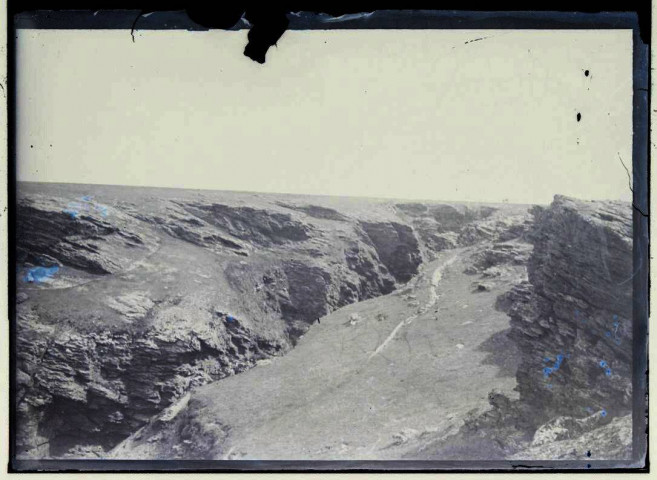 [Groix (?). Vue sur un paysage rocheux cachant un cours d'eau encaissé] / [cliché de Joseph Bellec].
[ca 1905]