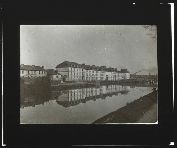 [Pontivy. La caserne du Quartier Clisson: vue de 3/4 prise depuis le quai d'Arcole] / [cliché de Joseph Bellec].
[ca 1905]