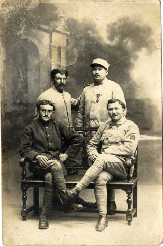 Photographie de 4 poilus. Joachim Le Fur se trouve debout à gauche.