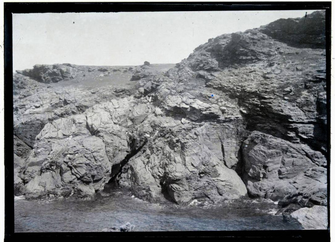 [Groix (?). Falaise rocheuse en bord de mer] / [cliché de Joseph Bellec].
[ca 1905]