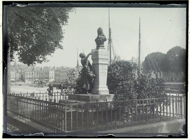 [Vannes. Statue de Lesage quai de la Rabine : vue d'ensemble du monument, en arrière plan le port] / [cliché de Joseph Bellec].
[ca 1905]