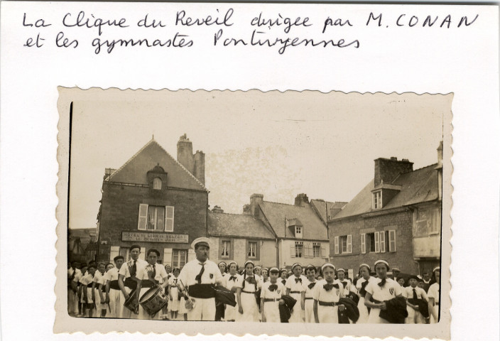 La clique du Réveil dirigée par M. Conan et le gymnastes pontivyennes [place Leperdit]