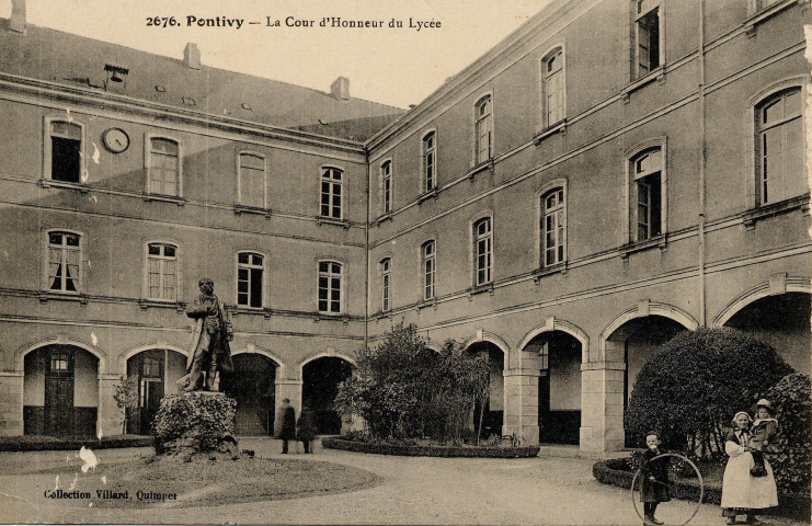 Pontivy. La Cour d'Honneur du Lycée.
QuimperVillard[ca 1920 ]
2676