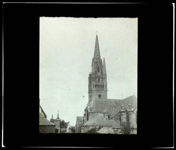 [Bretagne. Eglise au clocher en pierre] / [cliché de Joseph Bellec].
[ca 1905]