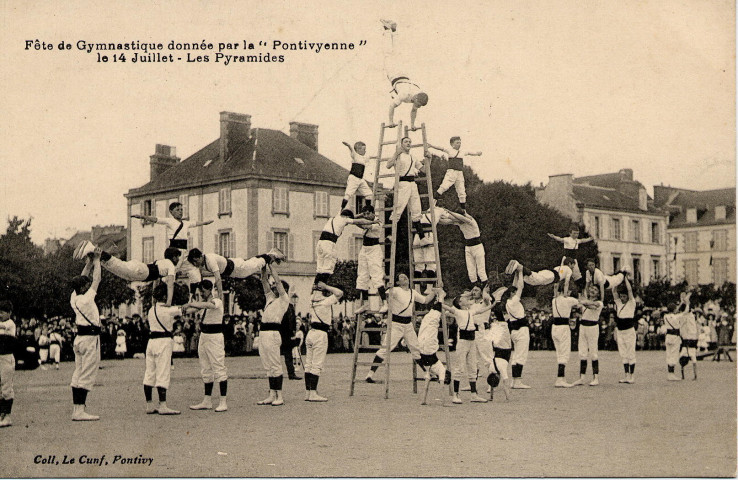 Fête de Gymnastique donnée par la ''Pontivyenne'' le 14 Juillet : les Pyramides.
PontivyLe Cunf[ca 1915 ]
 