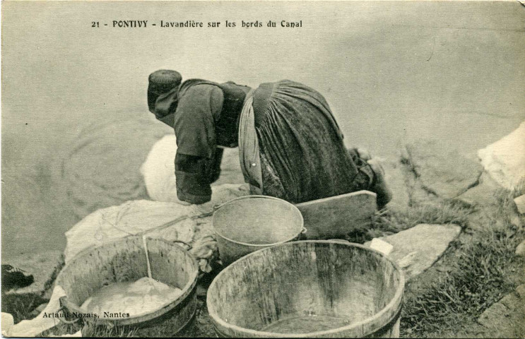 Pontivy : lavandière sur les bords du canal.
NantesArtaudNozais[1901]-[1910]
; 21