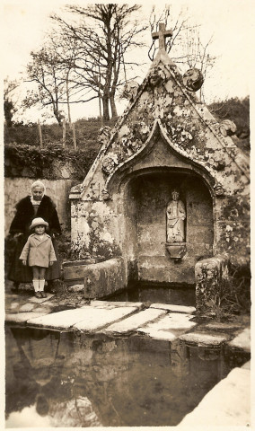 Une vieille femme et une petite fille près de la fontaine Saint-Mériadec