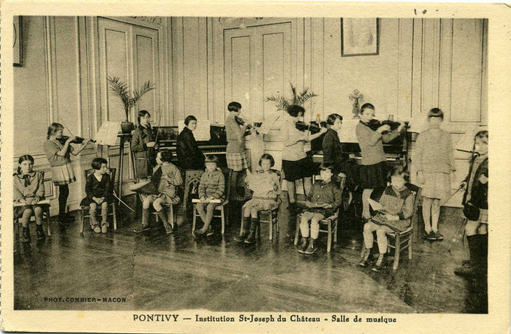 Pontivy. Institution S[ain]t-Joseph du Château : salle de musique / cliché Combier.
MaconCombier1931