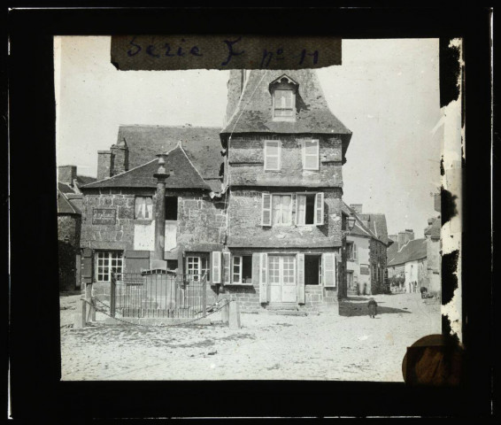 [Maison ancienne vue de face, au premier plan, une sorte de colonne commémorative] / [cliché de Joseph Bellec].
[ca 1905]