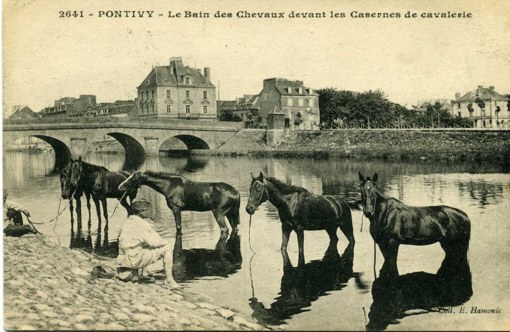 Pontivy : le Bain des Chevaux devant les Casernes de cavalerie.
Saint-BrieucHamonic1916
; 2641
