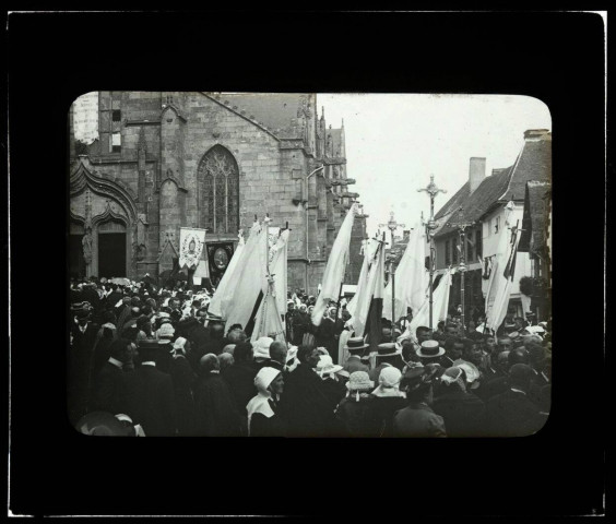 [Josselin. Pardon de Notre-Dame du Roncier : vue de la procession devant l'église Notre-Dame du Roncier] / [cliché de Joseph Bellec].
[ca 1907]