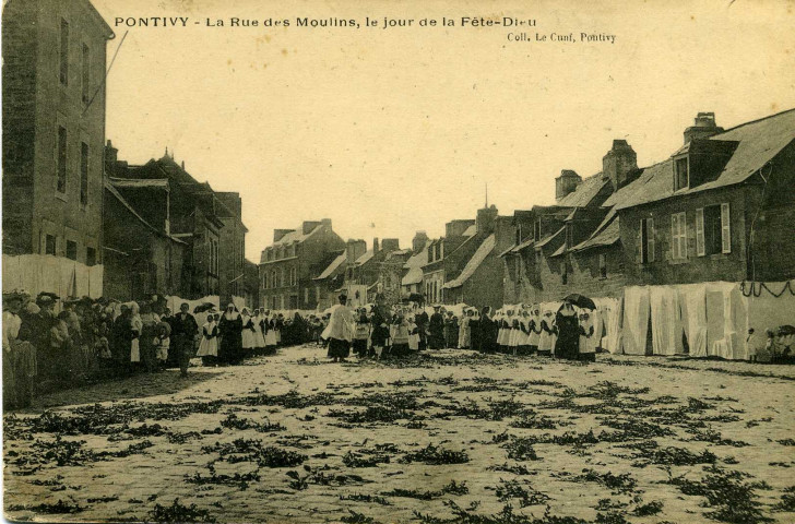 Pontivy : la Rue des Moulins, le jour de la Fête-Dieu.
PontivyLe Cunf[1901]-[1910]
