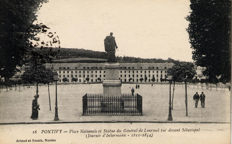 Pontivy. Place Nationale et Statue du Général de Lourmel tué devant Sébastopol (Journée d'Inkermann 1811-1854).
NantesArtaud et Nozais[1916 ? ]
16