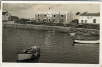 Vue de la jetée et du bâtiment de la colonie de vacances des écoles publiques de Pontivy à Port Haliguen, prise depuis l'autre rive du port
