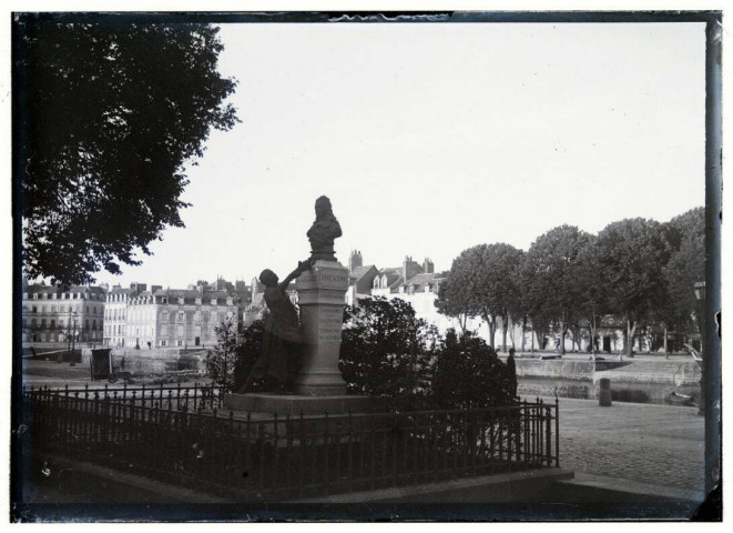 [Vannes. Statue de Lesage sur le quai de la Rabine : vue d'ensemble du monument entouré d'une grille, en arrière plan le port et la ville] / [cliché de Joseph Bellec].
[ca 1905]