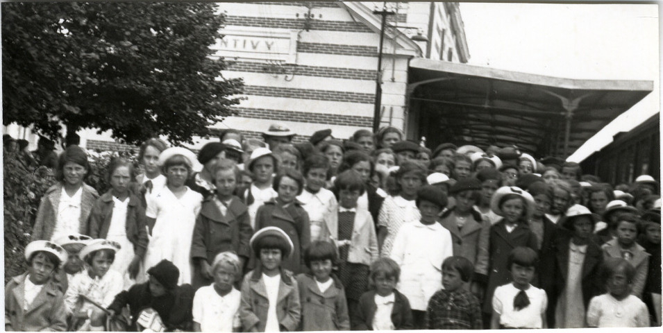 Groupe d'enfants sur le quai de la gare de Pontivy