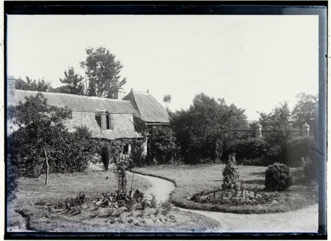 [Façade d'une maison et jardin] / [cliché de Joseph Bellec].
[ca 1905]