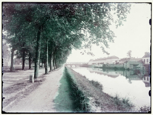 [Saint-Thuriau. Ecluse du Roch : vue de la retenue d'eau depuis la rive, au premier plan, des hommes empruntant la passerelle en fer, en arrière-plan, un moulin à eau / cliché d'Ernest Blat].
1905