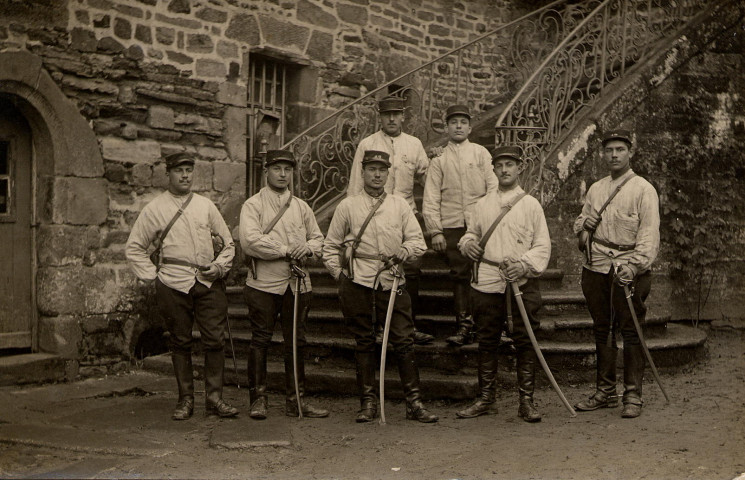 [Sept soldats posent dans la cour du château].
[S.l.][s.n.][1914 ? ]
 