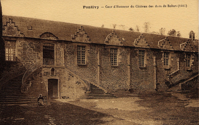 Pontivy. Cour d'Honneur du Château des ducs de Rohan (1485).
[S.l.]Oliviero.[1916 ? ]
 