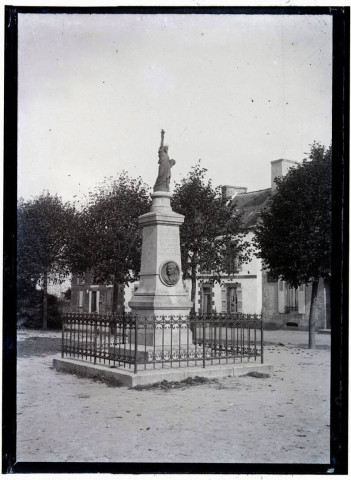 [Cléguérec. Vue d'ensemble et de 3/4 de la statue de la Liberté place Pobéguin] / [cliché de Joseph Bellec].
[ca 1905]