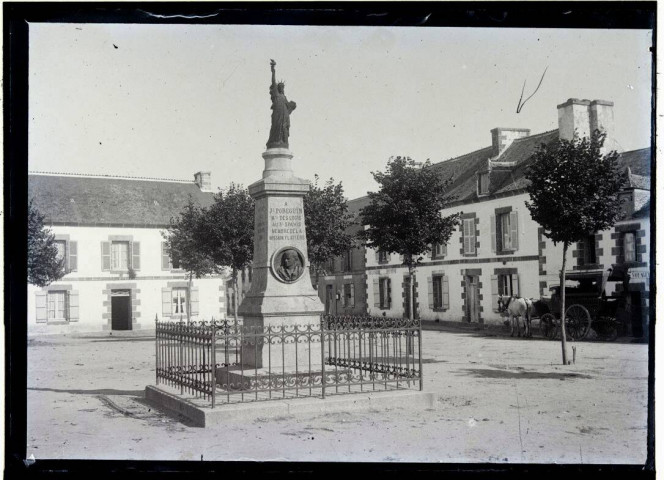 [Cléguérec. Statue de la Liberté place Pobéguin : vue de face de la colonne surmontée de la statue] / [cliché de Joseph Bellec].
[ca 1905]